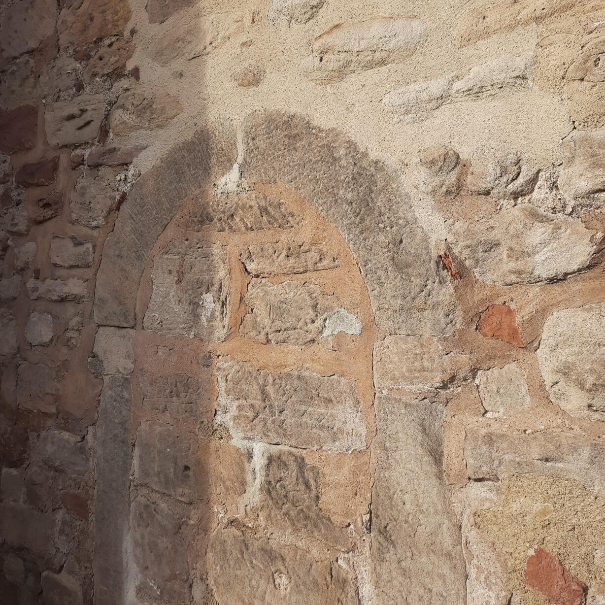 Kirchenmauer Romanisch