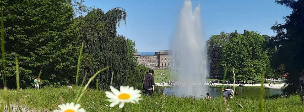 Fontäne mit Schloss im Hintergrund
