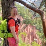 Julia vor den Erdpyramiden