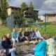 Gesellige Gruppe beim regionalen Picknick vor Lost Place in Hirschhagen