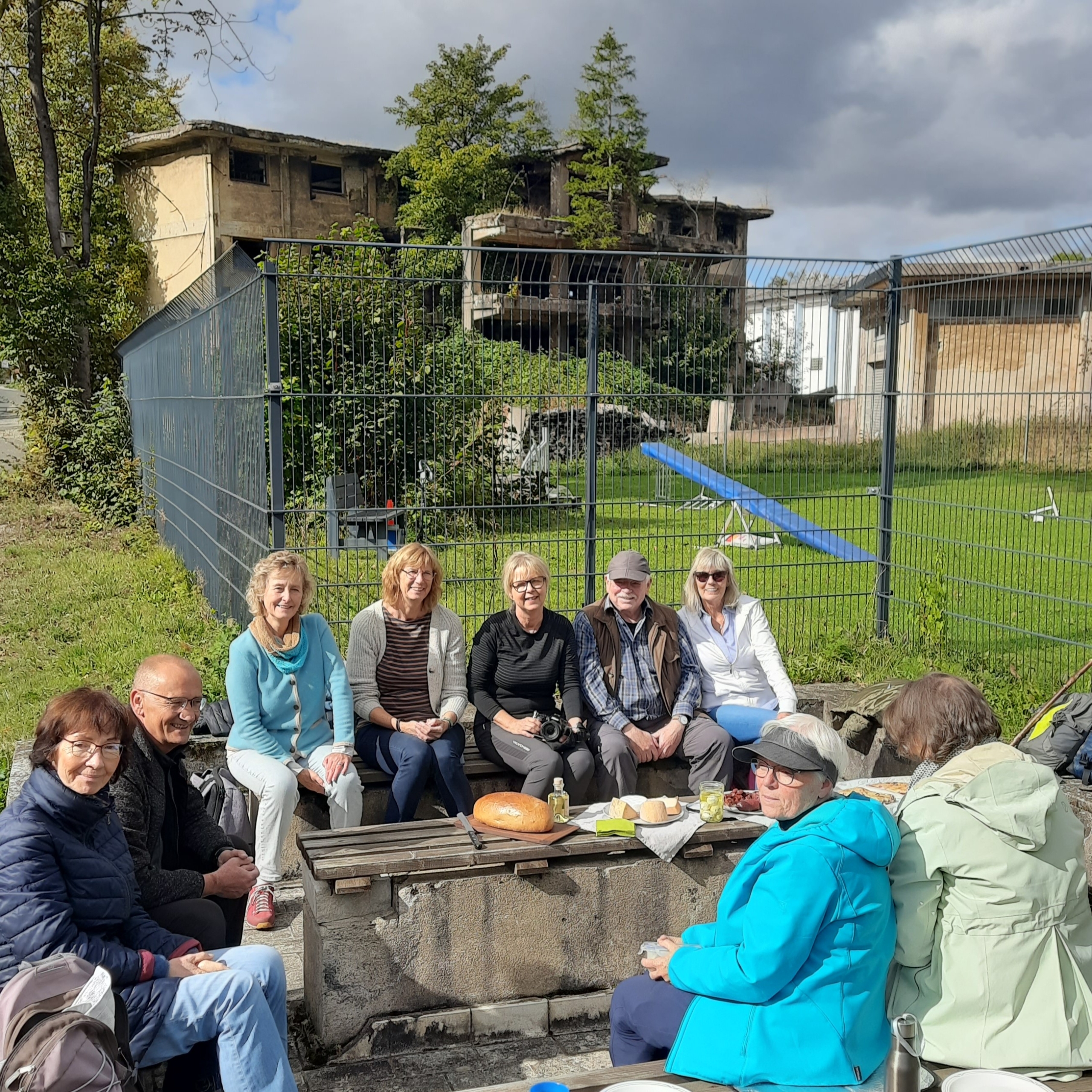 Gesellige Gruppe beim regionalen Picknick vor Lost Place in Hirschhagen