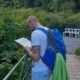Person eine Rallye liest