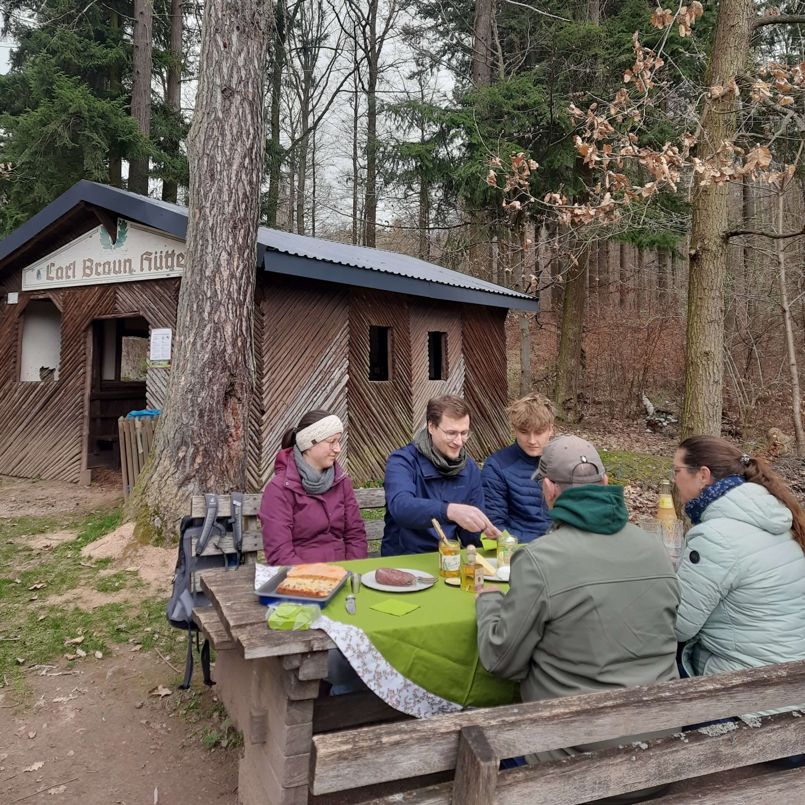 Picknick an der Carl Braun Hütte bei der Bartenwetzer Genusswanderung