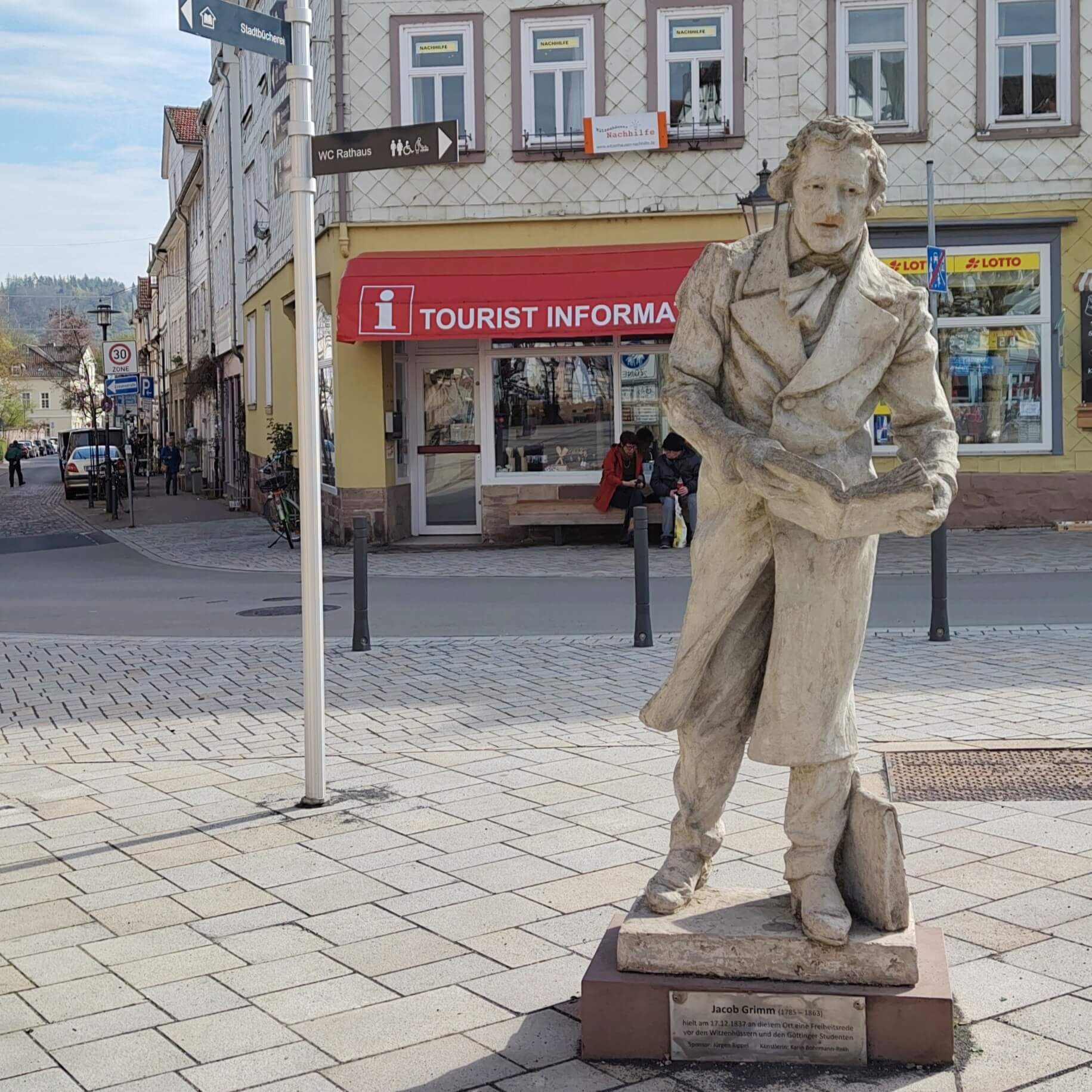 Skulptur des Jacob Grimm vor der Touristinformation auf dem Marktpaltz von Witzenhausen