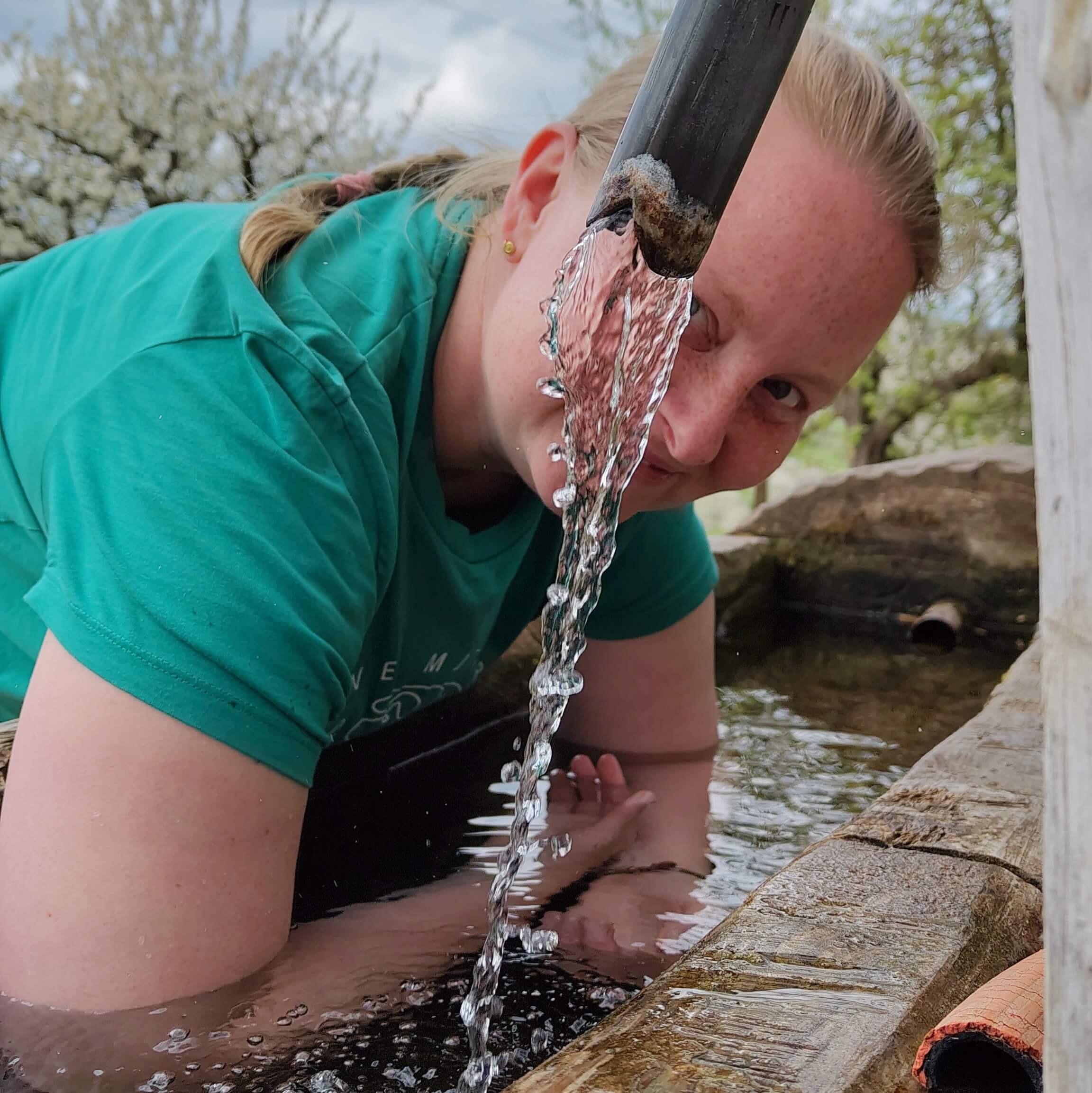Julia Friedrich beim Armbad.